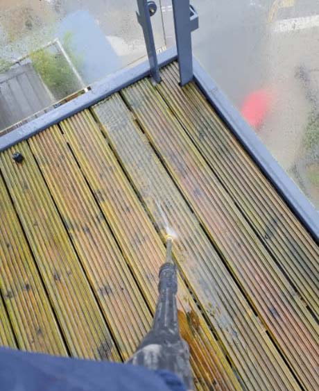 Cleaning dirty decking